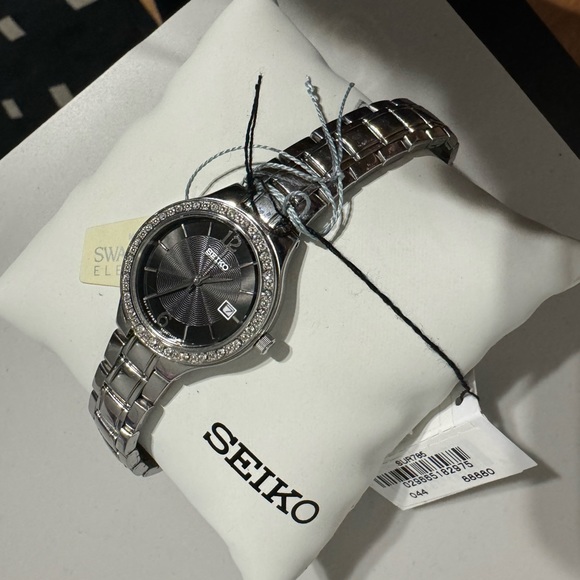 Seiko SUR785 Women's Silver Black Dial Swarovski Crystals Bezel Dress Watch - Picture 10 of 12
